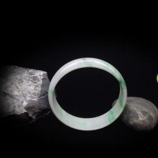 緬甸天然翡翠玉手鐲內(nèi)徑53.5MM(此手鐲有裂，故低價(jià)出售)