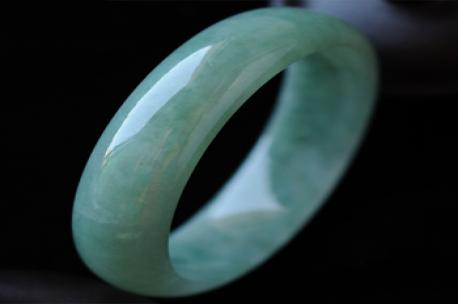 新月生暈緬甸老坑天然滿(mǎn)綠翡翠A貨手鐲 內(nèi)徑56.5MM