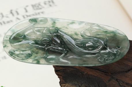 一鳴驚人天然緬甸老坑冰糯種翡翠龍掛件
